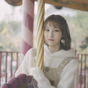 裸替美女裸奶头户外视频
